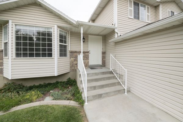 Cost of White Vinyl Siding Replacement in El Cajon